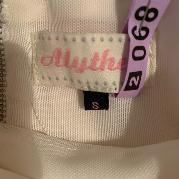 Alythea Off the Shoulder White Fitted Dress. Size Small - Picture 4 of 6